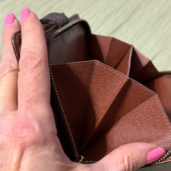 Louis Vuitton Brown and Gold Wallet with Iconic Monogram Design - Picture 11 of 15